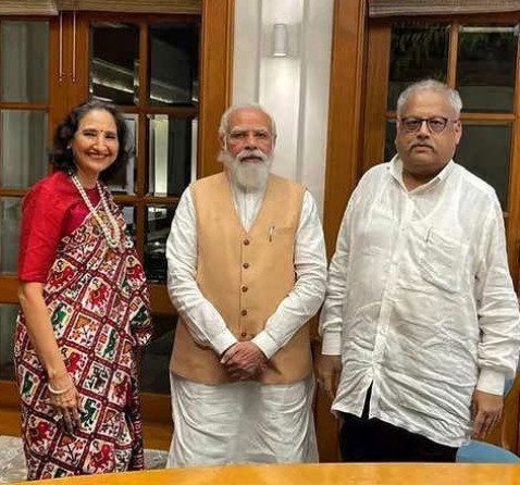 Rakesh Jhunjhunwala with Modi and his wife